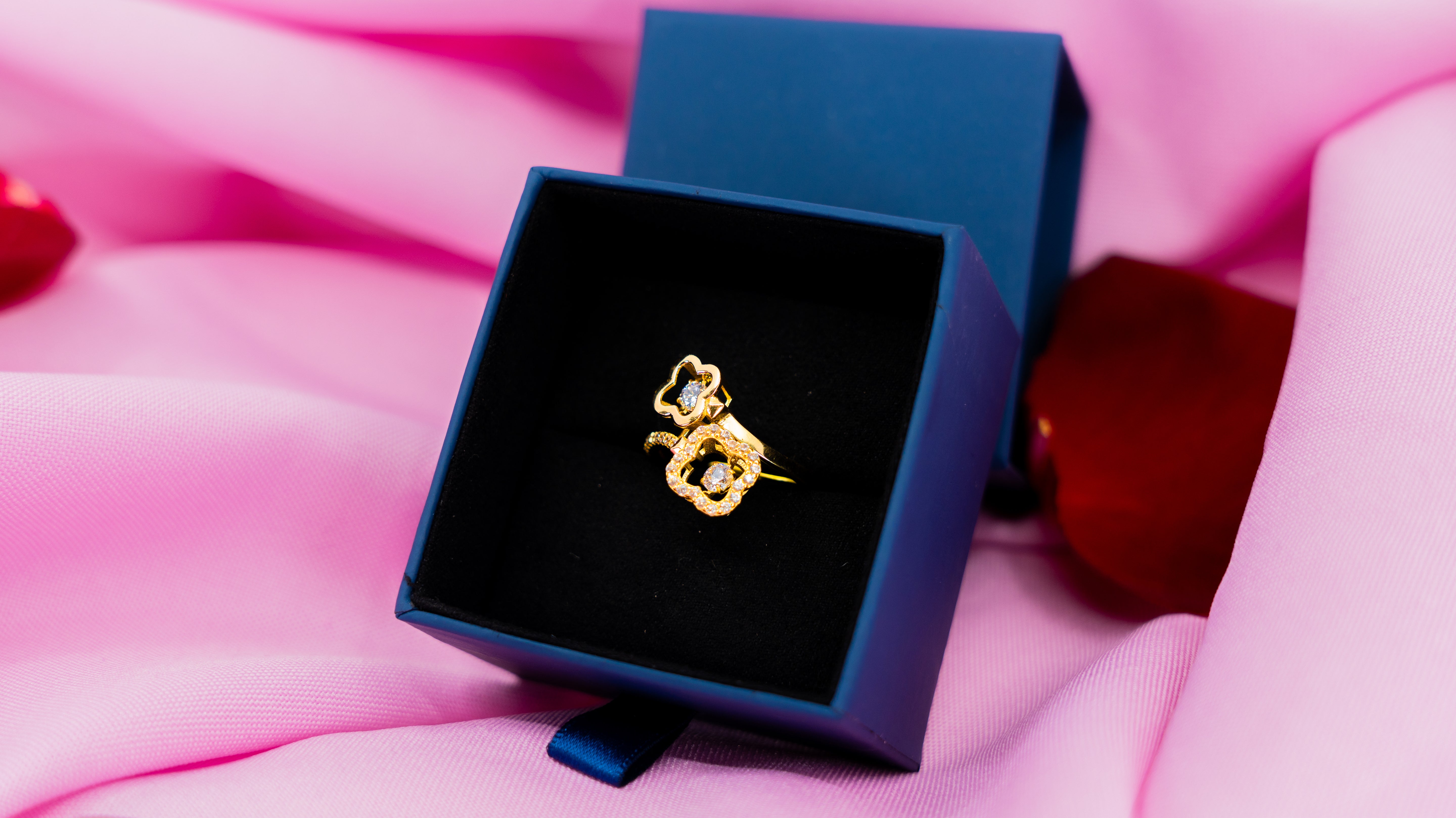 Anillo Flor con Solitaria